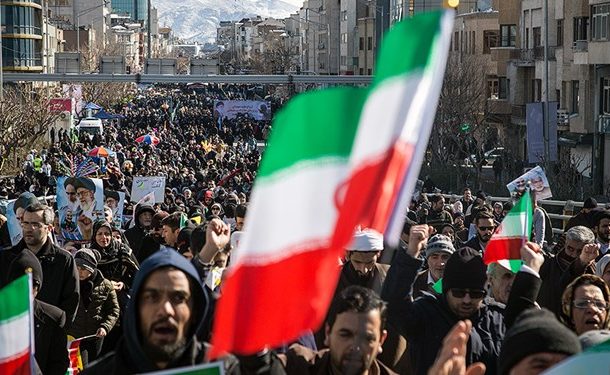 آسوشیتدپرس: ایرانی‌ها همزمان با تنش با آمریکا در سرتاسر کشور پیروزی انقلاب را جشن گرفتند