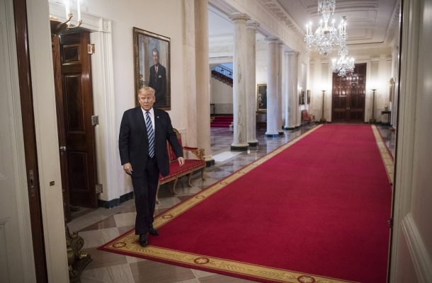فرش قرمز کاخ سفید زیر پای ترامپ