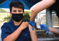 بیش از ۹۰ درصد افراد ۱۲ تا ۱۸ ساله دز اول واکسن کرونا را دریافت کردند/ دانش آموزان واکسیناسیون را جدی بگیرند