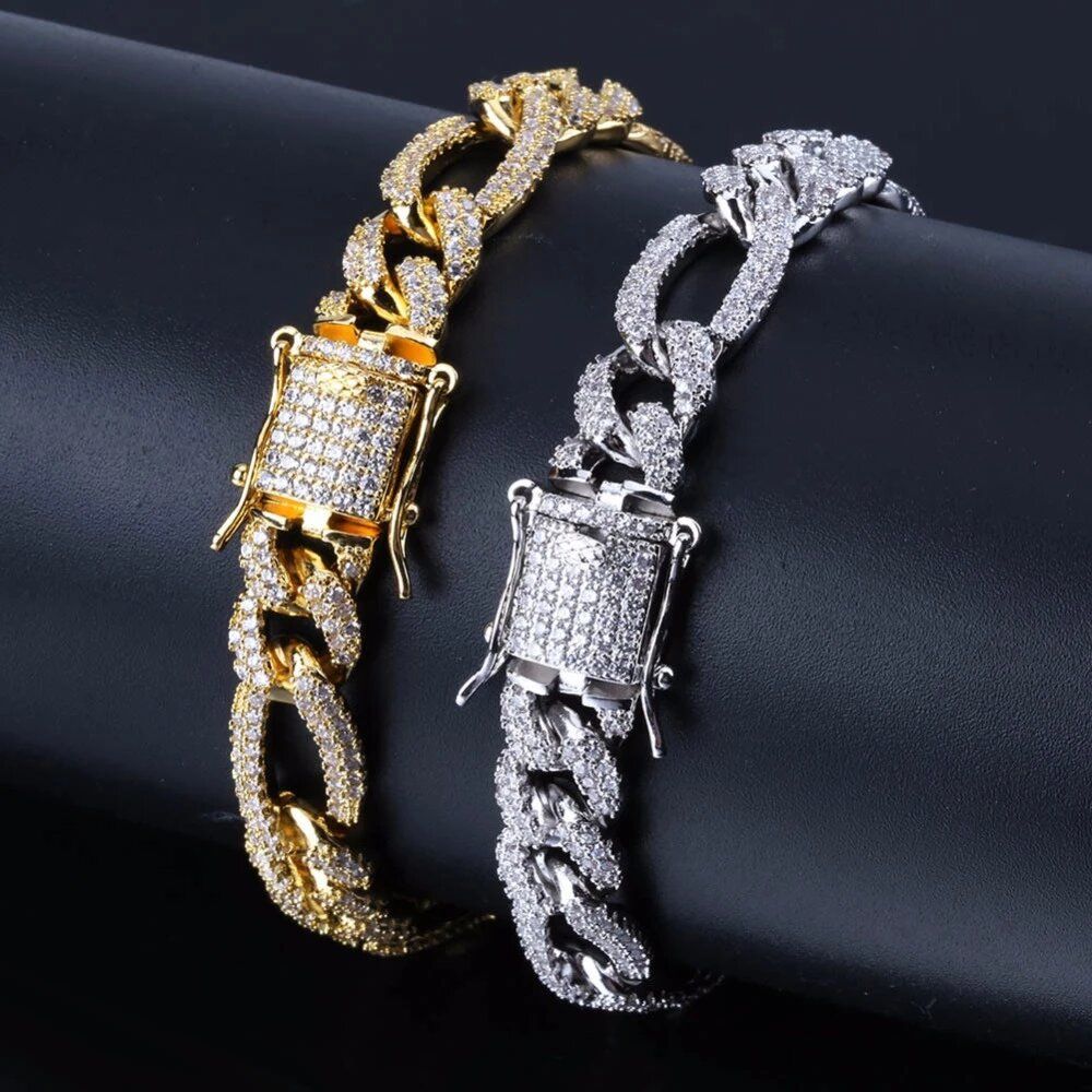 قفل جعبه ای مناسب انواع دستبند و گردنبند طلا زنانه بوده و کاربرد زیادی در سرویس های طلا دارد