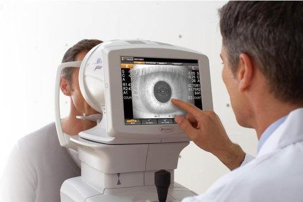 یکی از شرایط جراحی لازک چشم، ثابت ماندن نمره چشم برای 1 سال است.