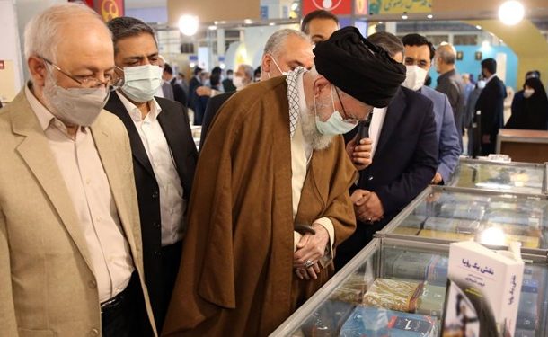 رهبر معظم انقلاب، صبح امروز از نمایشگاه کتاب تهران دیدن کردند