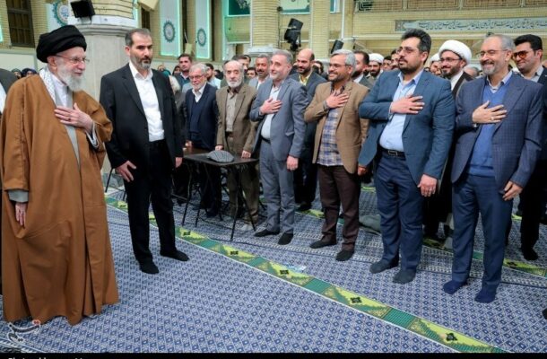 رهبر انقلاب: گسترش شاعران متعهد و انقلابی جوان امیدآفرین است