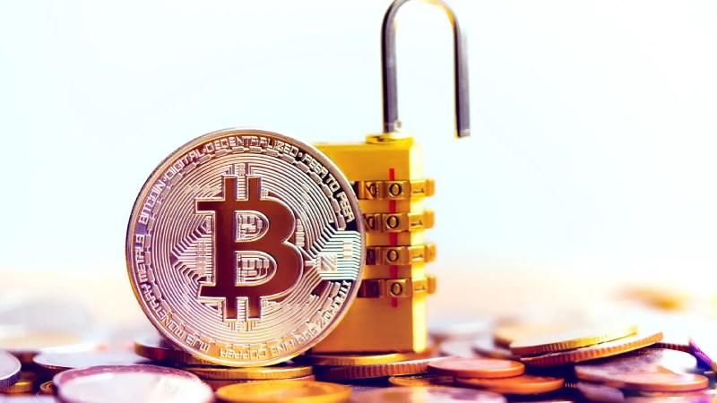 عکس از ارز بیت کوین در کنار یک قفل